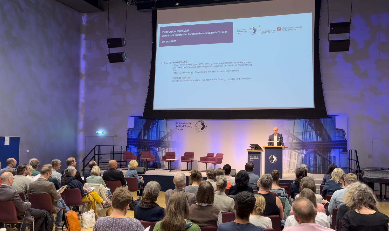 Begrüßung der Tagungsteilnehmerinnen und Tagungsteilnehmer durch Mag. Armin Laussegger, Leiter der Landessammlungen NÖ sowie des Zentrums für Museale Sammlungswissenschaften, Univ. für Weiterbildung Krems. Foto: Landessammlungen NÖ.